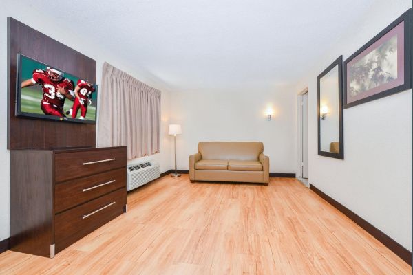 Hotel Red Roof PLUS Guilford (Guilford Center)